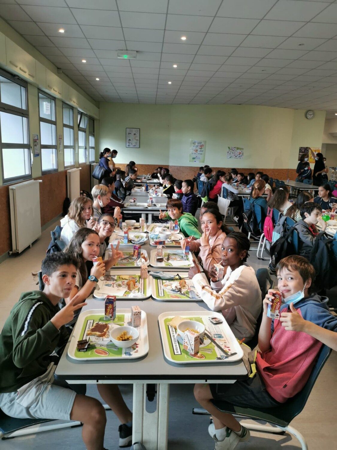 Les élèves de 6è autour du petit déjeuner offert par le collège le 23 septembre.
